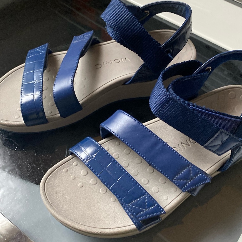 New women’s Bionic sandals 6 US read
